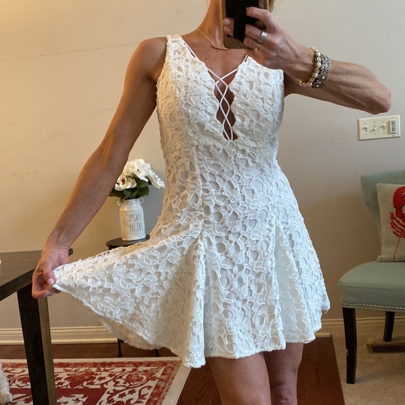 Tea & Cup Los Angeles White eyelet lace v neck halter mini dress cocktail Medium - Picture 2 of 12